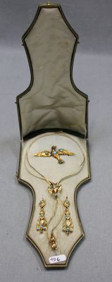 une petite boîte contenant un collier et des boucles d'oreilles