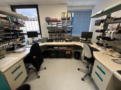 une photo d'un laboratoire avec beaucoup d'espace sur les bureaux