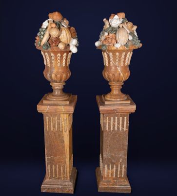 paire de vases en bois sculpté contenant des fruits et des légumes