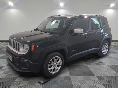 une photo d'une jeep noire garée dans un garage