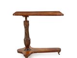 une table ancienne avec un plateau et un piètement en bois