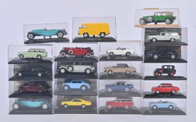 de nombreuses maquettes de voitures différentes dans une vitrine