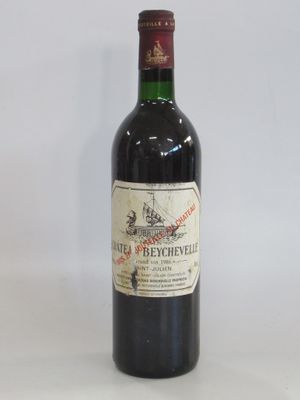 une bouteille de vin posée sur une table