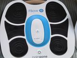 un appareil de massage des pieds électrique bleu et blanc posé sur une table