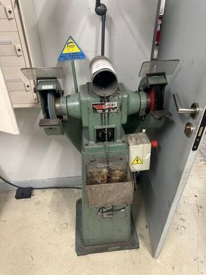 une machine qui se trouve à l'intérieur d'un bâtiment