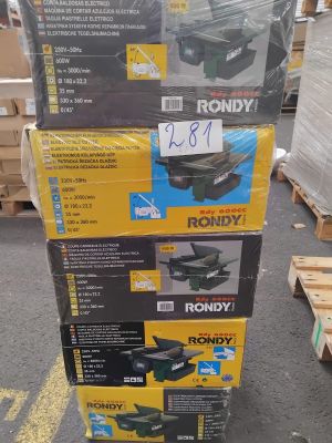 une pile de boîtes empilées les unes sur les autres