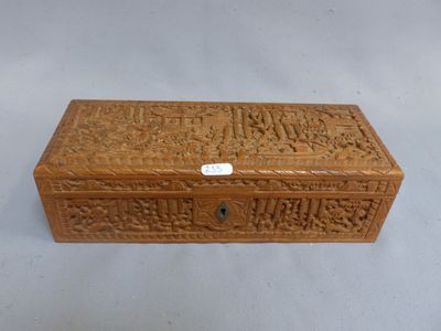 une boîte en bois portant une inscription, posée sur une surface blanche