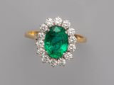 une bague à grappes d'émeraudes et de diamants