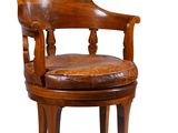 une image représentant une chaise en bois avec une assise en cuir, sur fond blanc