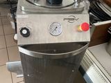 une machine qui se trouve au milieu d'une cuisine