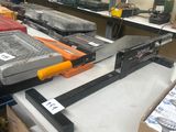 tout un tas d'outils posés sur une table dans une pièce