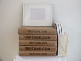 une pile de livres posée sur une table