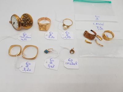 beaucoup de bagues en or et d'autres bijoux sur la table