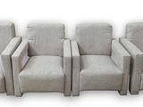 Les quatre fauteuils inclinables sont alignés et prêts à être utilisés