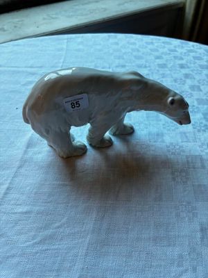 une figurine d'ours polaire posée sur une table
