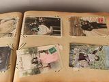 un livre ouvert sur lequel figurent de vieilles photos de personnes et d'enfants