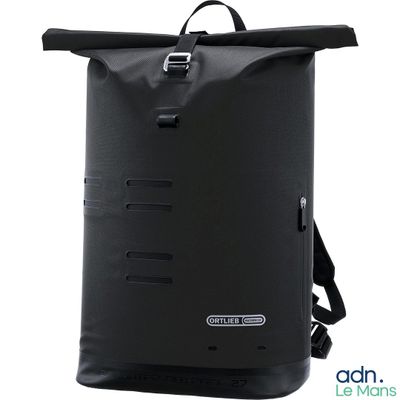 l'arrière d'un sac à dos noir muni d'une sangle