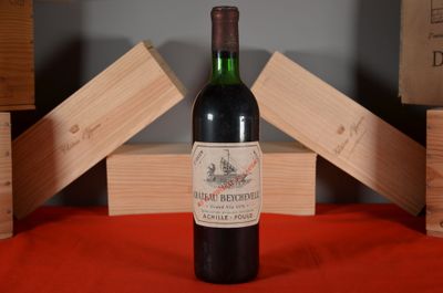 une bouteille de vin posée sur une table