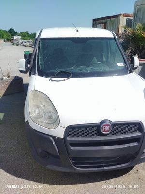 une camionnette blanche garée dans un parking