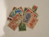 de nombreux timbres posés sur la table, sur fond blanc