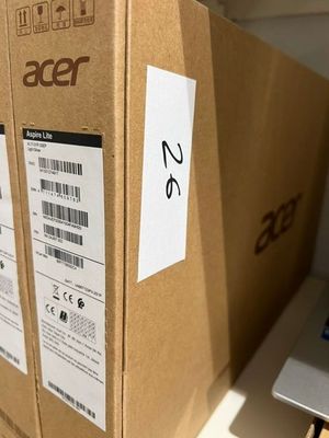 une boîte sur laquelle est posé un ordinateur portable
