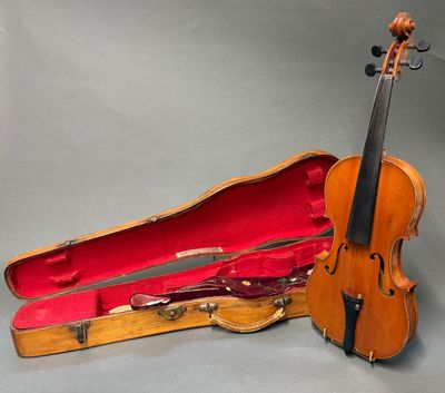 un vieux violon dans son étui, sur fond gris