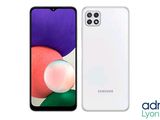 un Samsung Galaxy A9 blanc sur lequel repose un doigt
