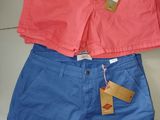 deux paires de shorts roses et bleus avec leurs étiquettes encore attachées