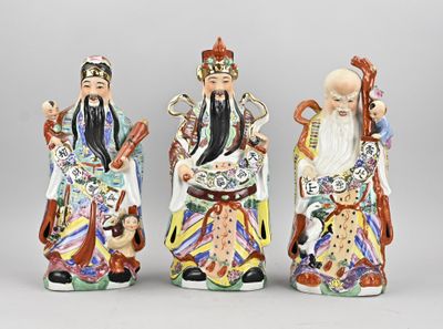 trois figurines chinoises représentant un homme, une femme et un enfant
