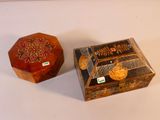 une petite boîte en bois et une petite boîte en bois posées sur une table