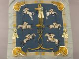 une image représentant une écharpe ornée de chevaux et de jockeys