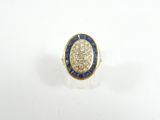 un gros plan d'une bague ornée de pierres bleues et blanches