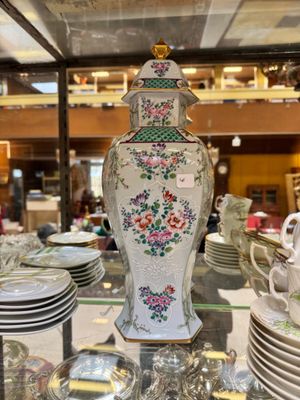 un grand vase posé sur une table en verre dans un magasin