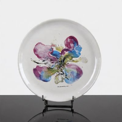 une assiette blanche décorée d'un motif floral