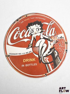 une enseigne Coca-Cola sur le mur d'un immeuble