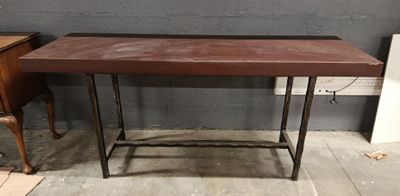 une petite table avec un plateau en bois et des pieds en métal