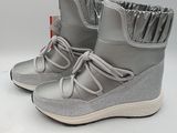 un gros plan sur une paire de bottes grises à lacets
