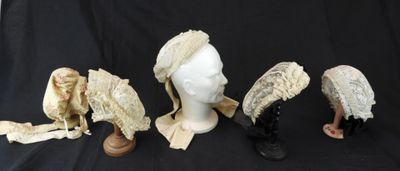 plusieurs types différents de chapeaux et d'ailes sur une tête de mannequin