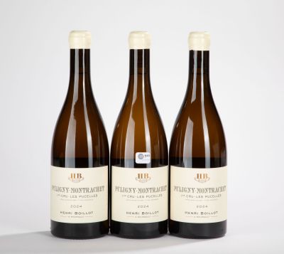 trois bouteilles de vin posées sur une table blanche