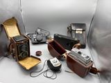 de nombreux modèles d'appareils photo anciens dans un photomaton