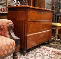 Commode en bois de placage et marqueterie de filets ouvrant … (photo 2)