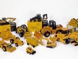 de nombreux engins de chantier miniatures posés sur une surface blanche