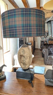 une lampe posée sur une table dans un salon