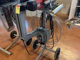 une machine posée sur un chariot dans une pièce