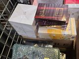 de nombreuses caisses de livres sur les étagères du magasin