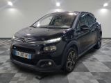 La Citroën noire est garée dans le garage, sur un sol à damier.