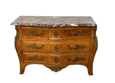 une image représentant une commode au plateau en marbre sur fond blanc