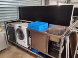 tout un tas d'appareils électroménagers qui prennent de la place dans une pièce