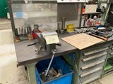 un établi sur lequel sont posés des outils, dans un atelier