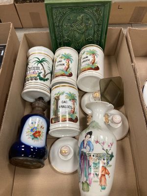 une boîte remplie de tasses à café et de soucoupes
